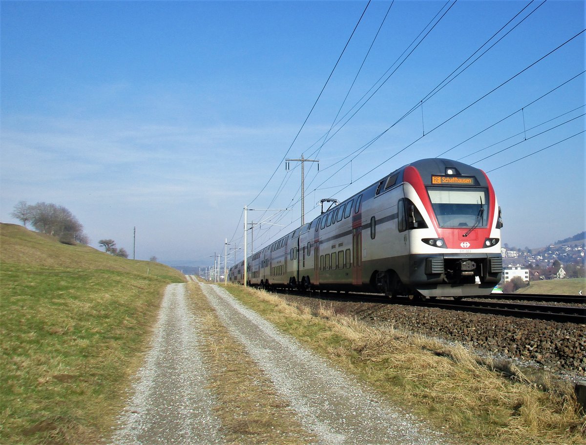 Der 6-teiliger Doppelstocktriebzug der SBB  RABe 511 023 Kanton Graubünden  verkehrte am 29.1.17 als RE nach Schaffhausen. Das Foto enstand bei der Glattfelderstrasse, in Eglisau (kurz vor der Verzeigung der Strassen Lärchhof, Hiltenberstr. und Glattfelderstr.)