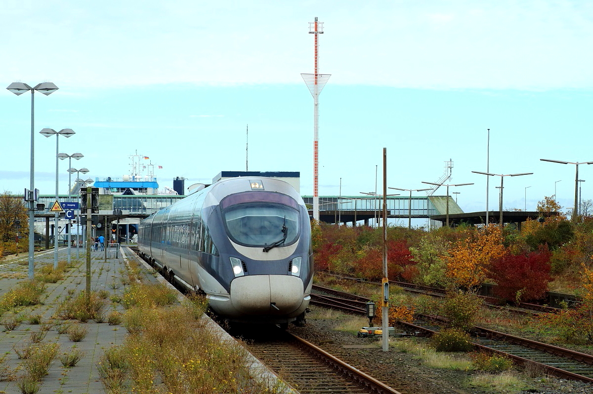 Der 605 006/106/206/506 fährt am 28.10.2016 mit dem ICE 36 nach Hamburg aus Puttgarden aus.