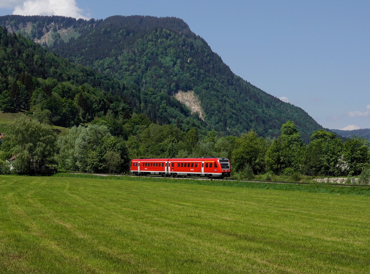 Der 612 001 als RE nach Oberstdorf am 12.05.2018 unterwegs bei Immenstadt.
