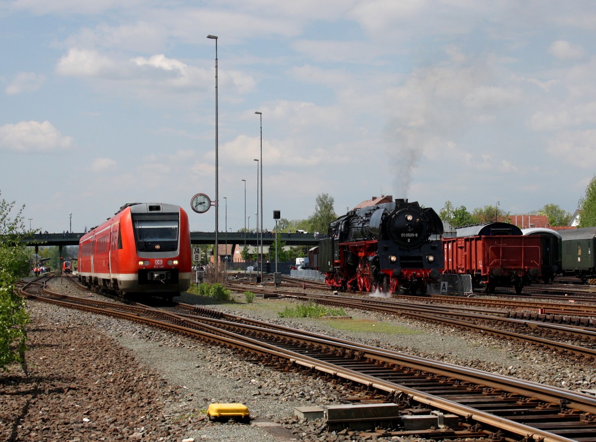 Der 612 148 bei der Ausfahrt und die 01 509 bei einer Rangierfahrt am 22.05.2010 in Neuenmarkt-Wirsberg.