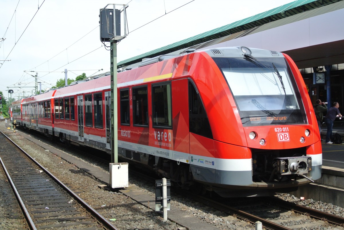 Der 620 011 wartet in Bonn HBF als RB 11106 auf die Abfahrt nach Ahrbrück. 16.06.2015 um 10:45 Uhr. 