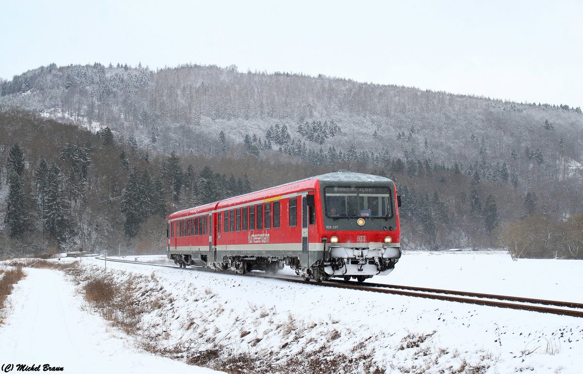 Der 628 227 auf seiner Fahrt von Bestwig nach Marburg (Lahn) bei Kirchlotheim im frostigen Edertal am 15.01.17.