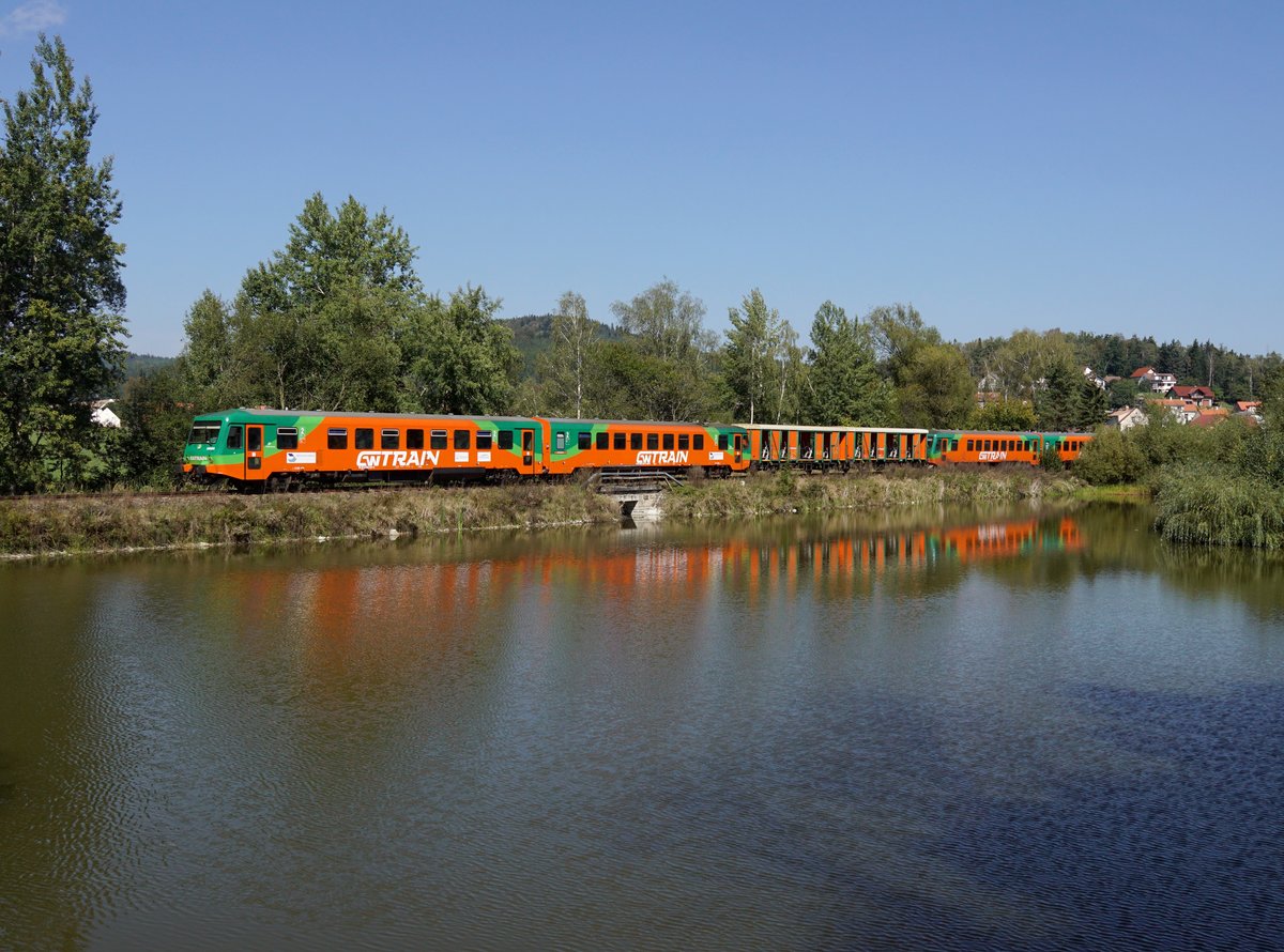 Der 628 261 und der 628 344 als Os nach Nové Údolí am 17.09.2018 unterwegs bei Křemže.