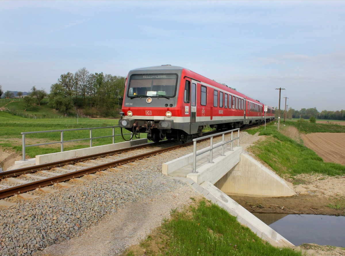 Der 628 346 und ein Weiterer als RB nach Passau am 27.04.2013 unterwegs bei Bad Birnbach.