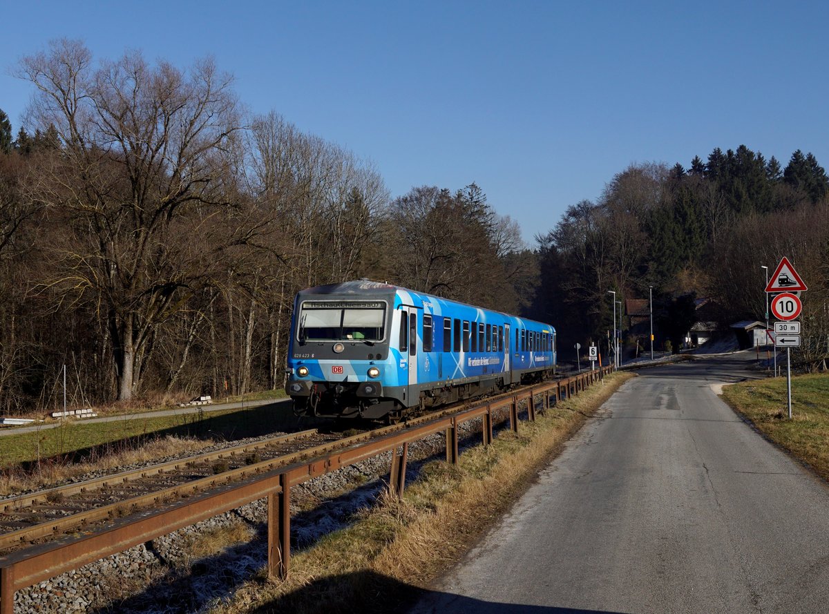 Der 628 423 als RB nach Aschau am 01.01.2017 unterwegs bei Urschalling.