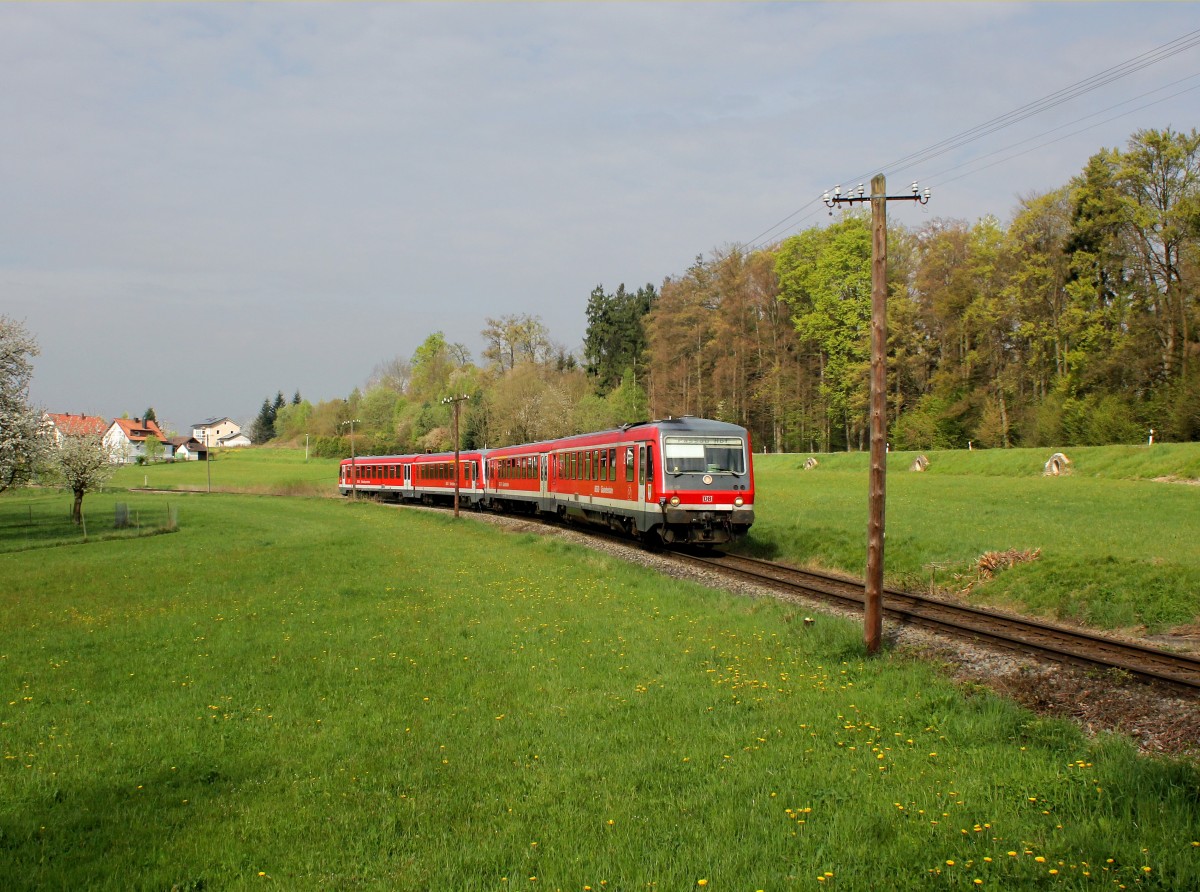 Der 628 426 und ein Weiterer als RB nach Passau am 12.04.2014 unterwegs bei Pfenningbach.