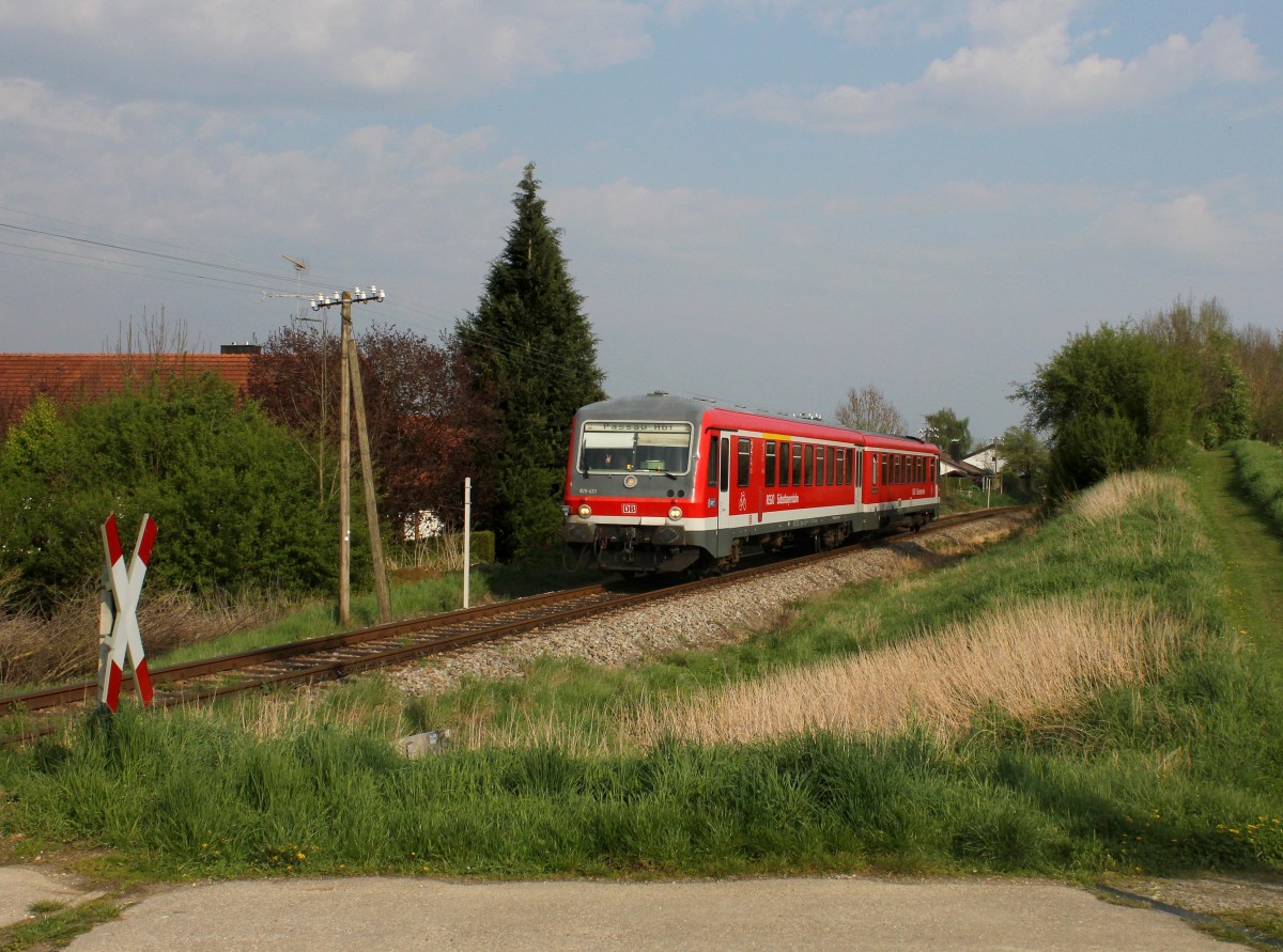Der 628 433 als RB nach Passau am 19.04.2014 unterwegs bei Sulzbach am Inn.
