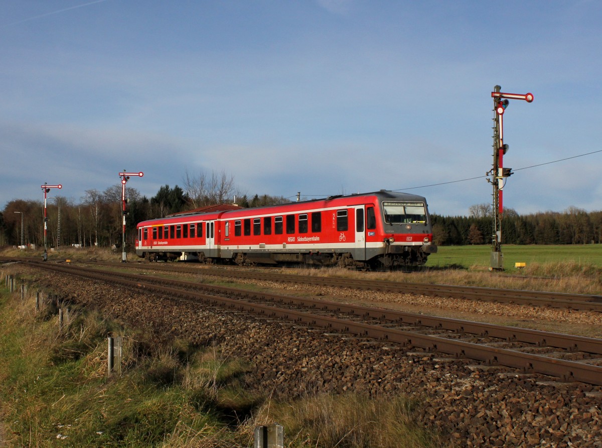 Der 628 559 als RB nach Salzburg am 12.12.2014 bei der Einfahrt in Tüßling.