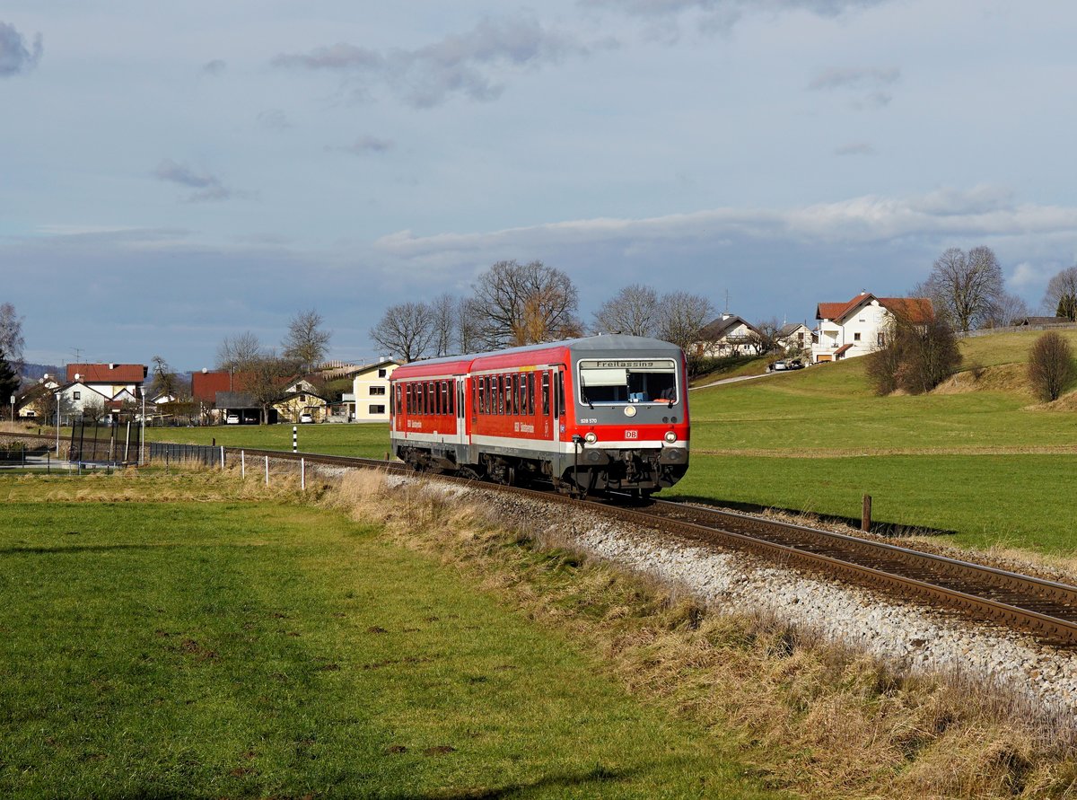 Der 628 570 als REX nach Freilassing am 31.12.2017 unterwegs bei St. Georgen a. d. Mattig.
