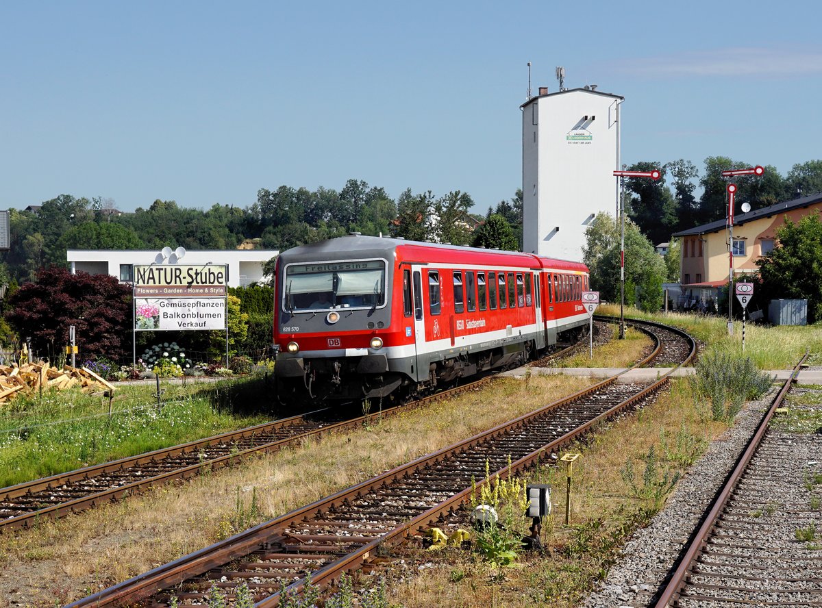 Der 628 570 als REX nach Freilassing am 06.07.2019 bei der Einfahrt in Mauerkirchen.