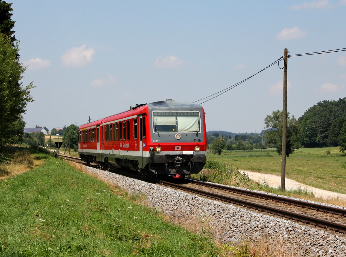 Der 628 571 als S Bahn nach Dachau am 20.07.2013 unterwegs bei Petersberg.