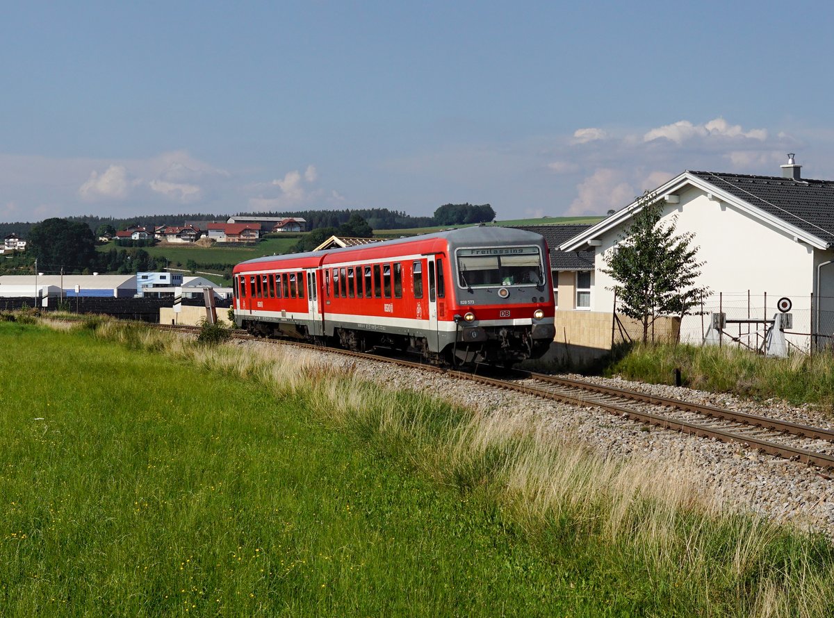 Der 628 573 als REX nach Freilassing am 27.07.2018 unterwegs bei Straßwalchen.