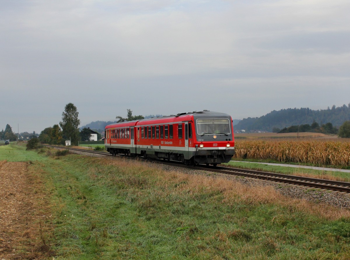 Der 628 581 als RB nach Simbach am Inn am 29.10.2012 unterwegs bei Julbach.