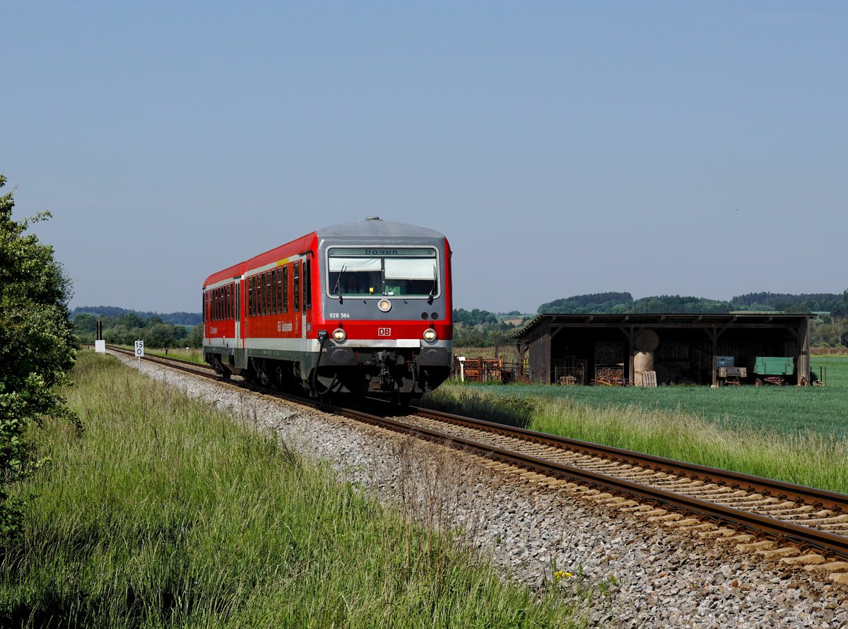 Der 628 584 als RB nach Bogen am 21.05.2018 unterwegs bei Sallach.