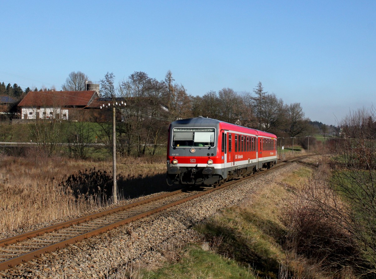 Der 628 585 als RB nach Mühldorf am 30.12.2013 unterwegs bei Hebertsfelden.