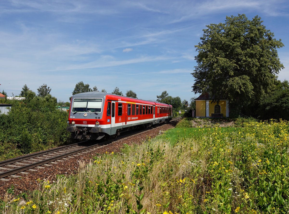 Der 628 586 als RB nach Rosenheim am 09.08.2019 unterwegs bei Burghausen Lindach.