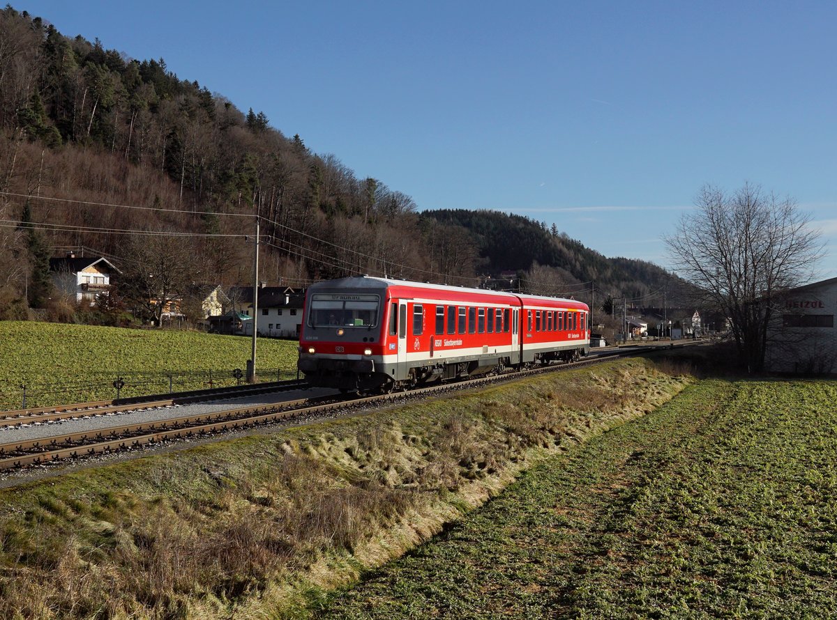 Der 628 586 als REX nach Braunau am 31.12.2017 bei der Ausfahrt aus Munderfing.