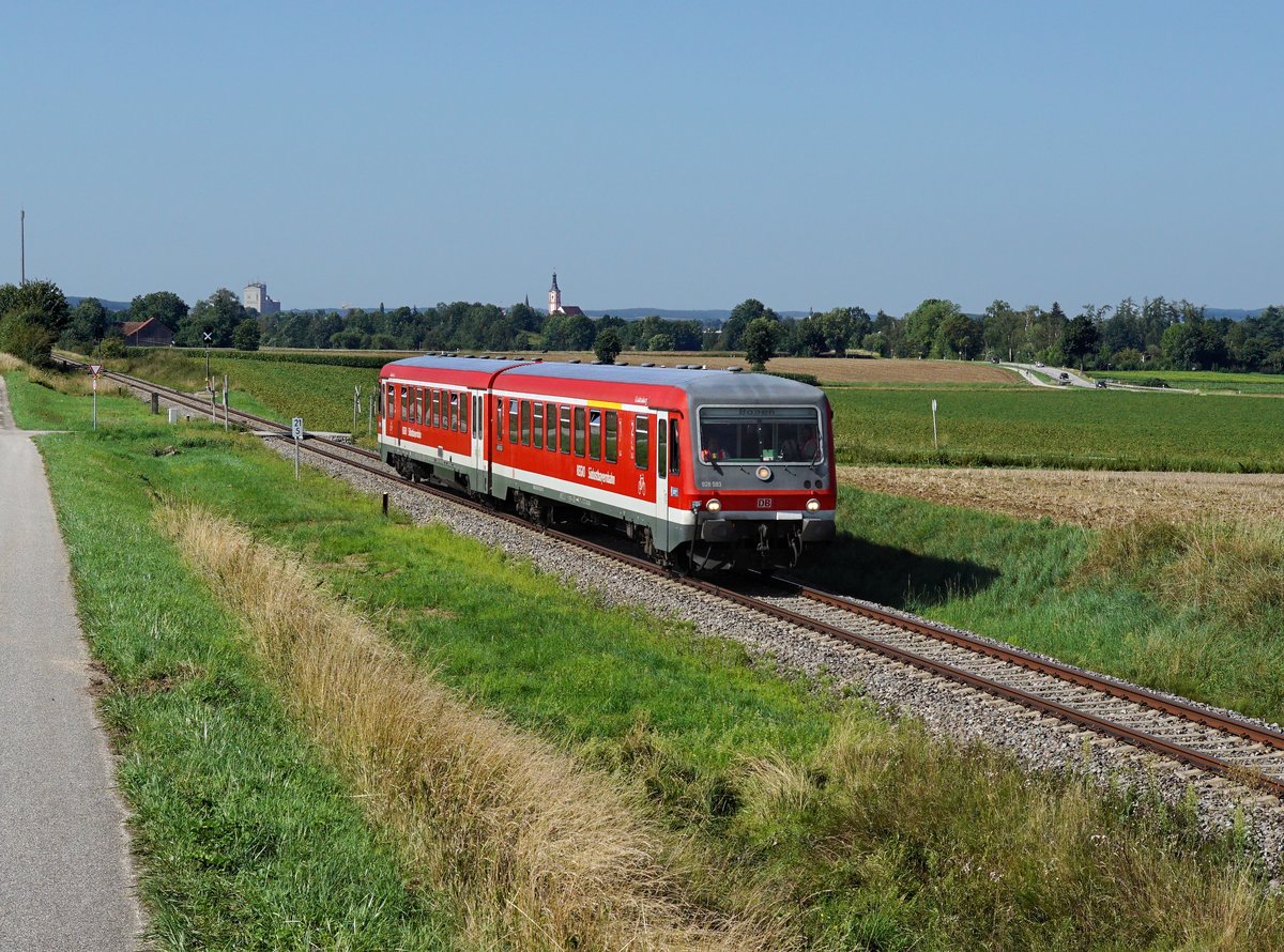 Der 628 593 als RB nach Bogen am 11.08.2019 unterwegs bei Hirschling.