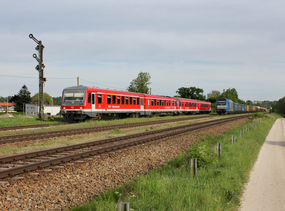 Der 628 678 und der 628 630 als RB nach Landshut am 11.05.2012 bei der Ausfahrt aus Tling.