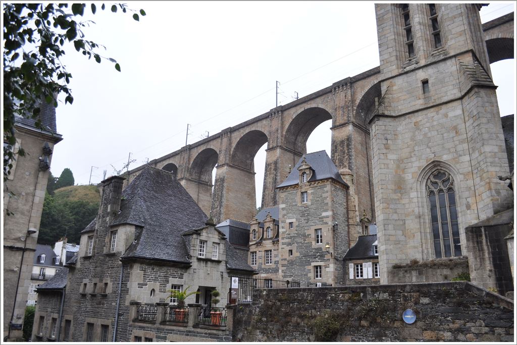 Der 62m hohe Viaduc de Morlaix berragt selbst die Kirche der darunterliegenden Stadt. (18.09.2013)