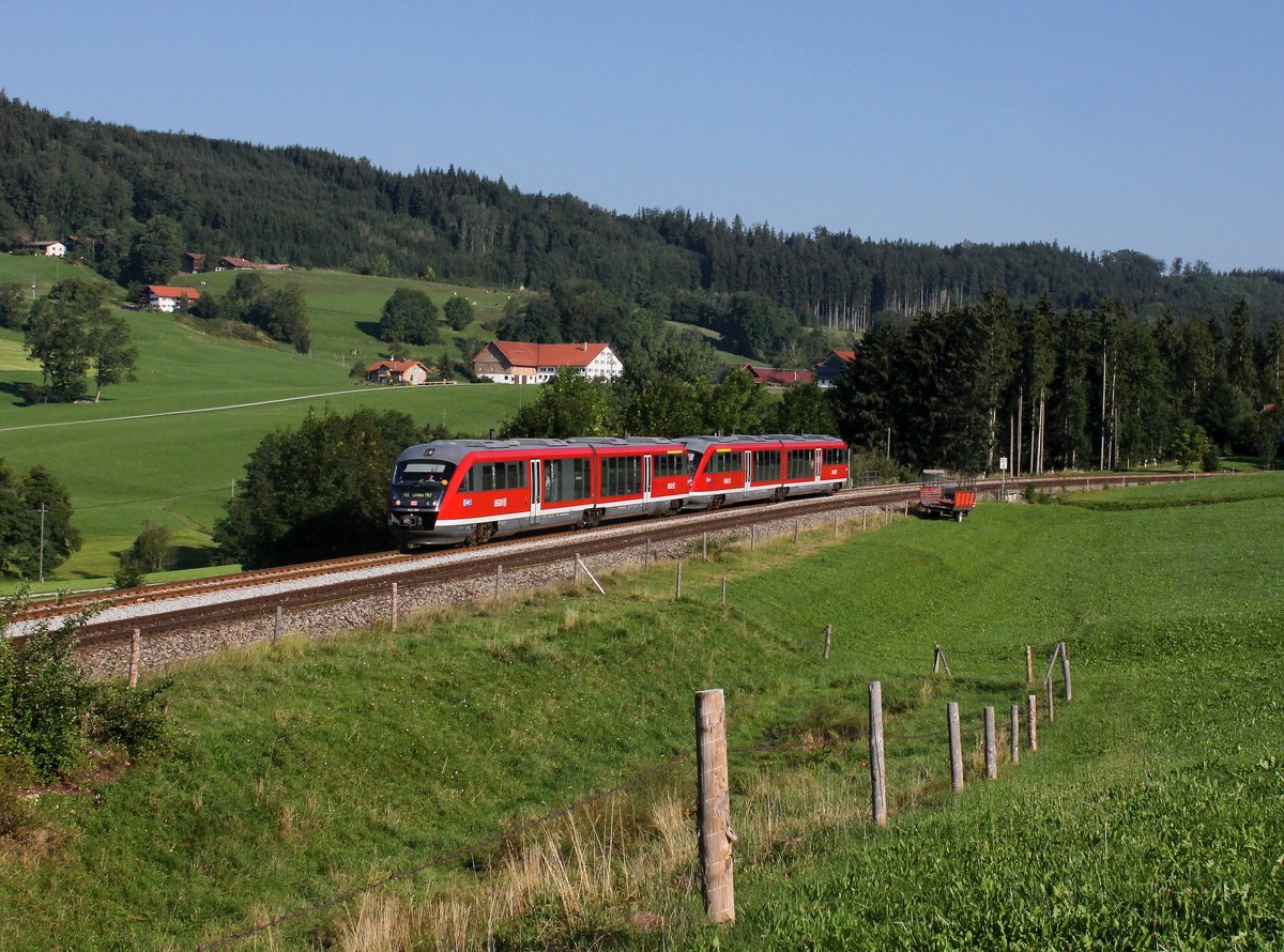 Der 642 208 und ein Weiterer als RE nach Lindau am 30.08.2015 unterwegs bei Ellenberg.