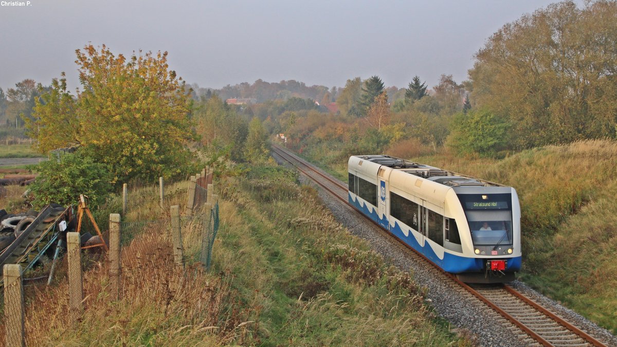 Der 646 110-6 der UBB befuhr am 16.10.17 die Stillegungsbedrohte Strecke Barth-Velgast(-Stralsund), um 17:00 fuhr er als RB29455 am Ehem. Wieder-Lager einer Brücke der Franzburger Kreisbahn vorbei.

Da mir auch Persönlich was an der Strecke und er Darßbahn was Liegt, möchte ich nun Kurtz darauf Hinweisen:
http://www.keinebahnistkeineloesung.de/