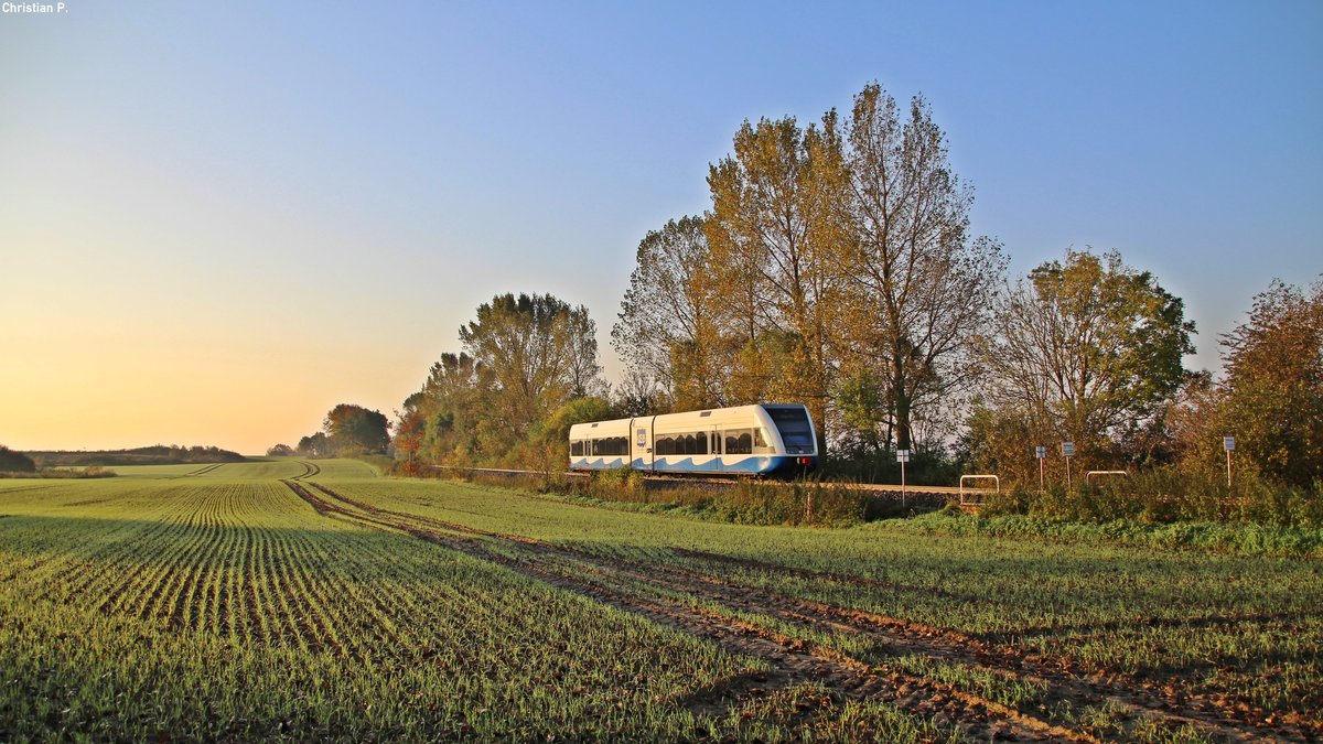 Der 646 110-6 der UBB befuhr am 16.10.17 die Stillegungsbedrohte Strecke Barth-Velgast(-Stralsund), hier am Kenzer Berg als RB29468 auf dem Weg nach Barth wo am Abend die Mahnwache der Bürger in den 6. Monat geht. 
Da mir auch Persönlich was an der Strecke und er Darßbahn was Liegt, möchte ich nun Kurtz darauf Hinweisen: http://www.keinebahnistkeineloesung.de/
