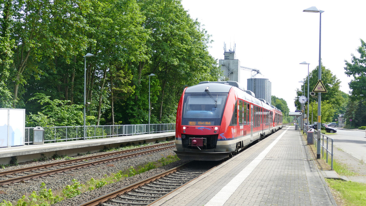 Der 648 464 der DB Regio Schleswig-Holstein und ein weiterer Triebwagen durchfahren als RE83 nach Kiel Hbf den Bahnhof Pönitz (Holst).
Aufgenommen im Juni 2022.