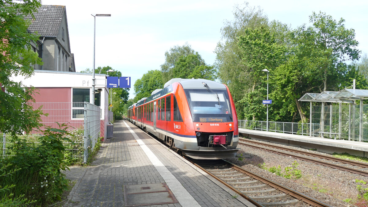 Der 648 836 der DB Regio Schleswig-Holstein und ein weiterer Triebwagen durchfahren als RE83 nach Lüneburg den Bahnhof Pönitz (Holst).
Aufgenommen im Juni 2022.