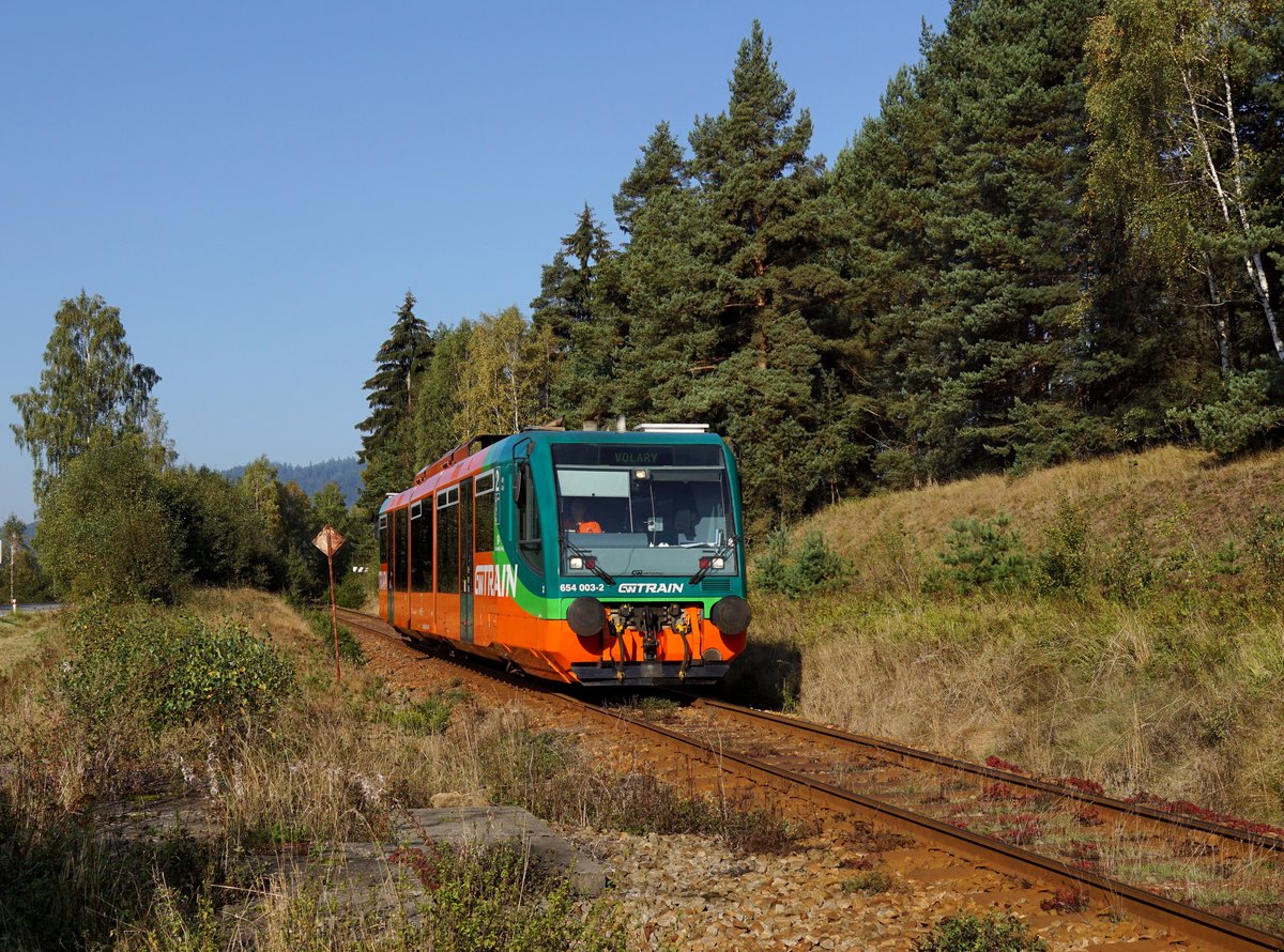 Der 654 003 als Os nach Volary am 17.09.2018 unterwegs bei Lenora.