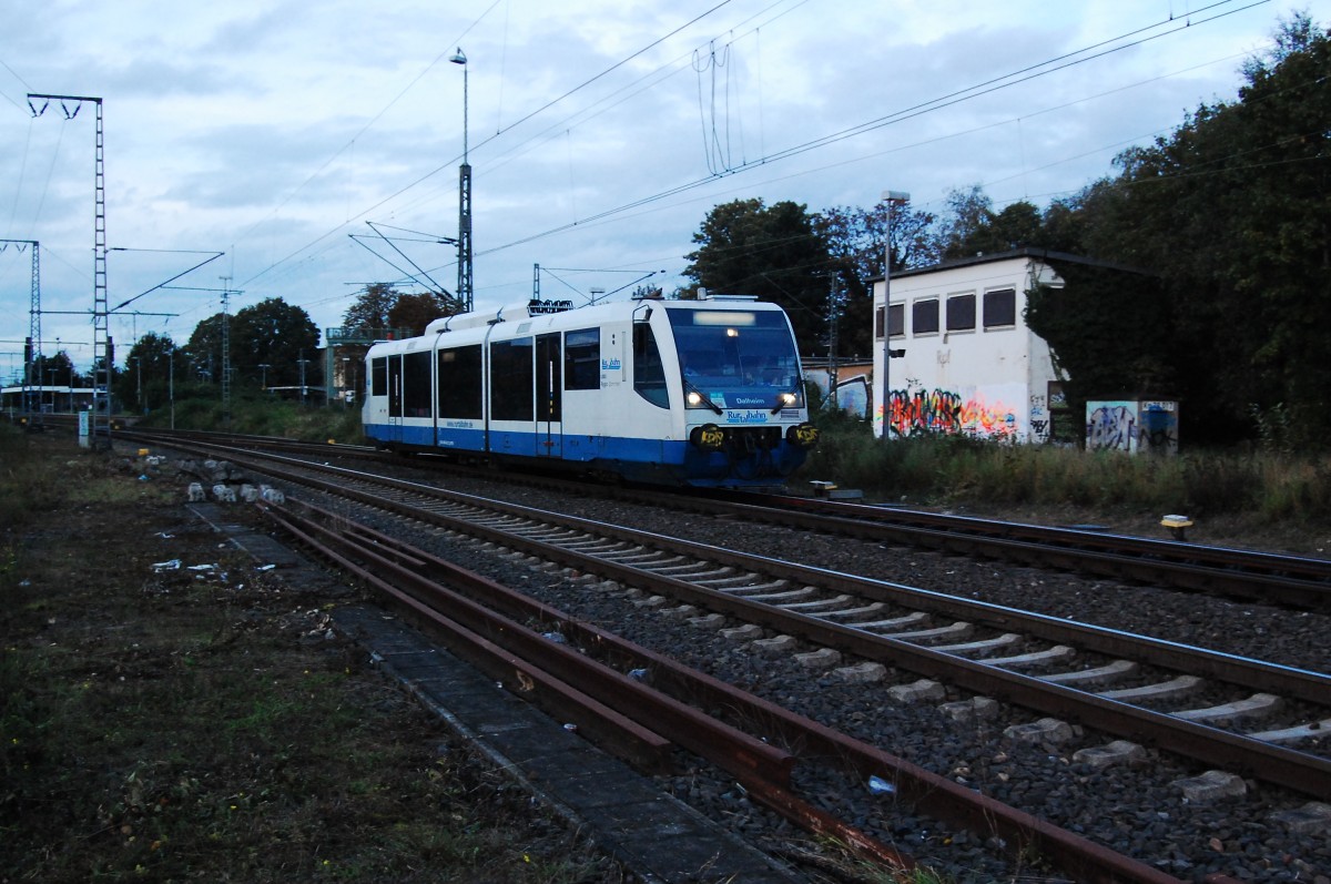 Der 654 003 der Rurtalbahn verlässt Rheydt Hbf in Richtung Dalheim am Abend des 8.10.2014