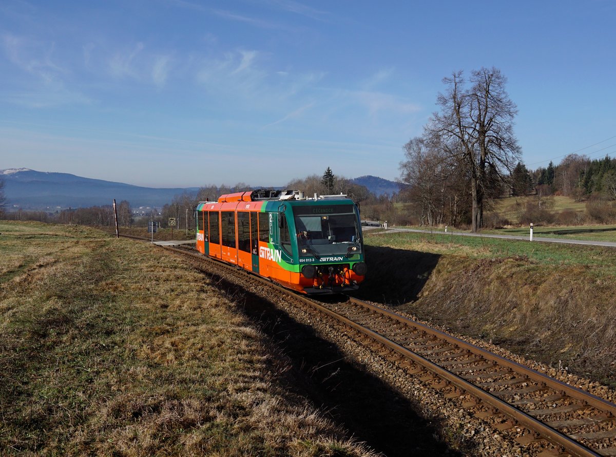 Der 654 012 als Os nach Číčenice am 14.04.2018 unterwegs bei Volary.