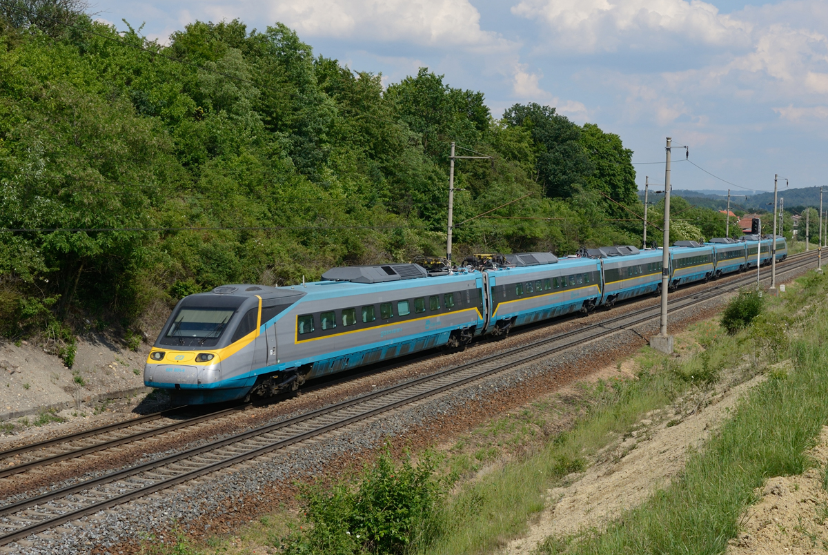 Der 682 001 war am 27. Mai 2018 als SC 506  Pendolino    von Ostrava hl.n nach Praha hl.n. unterwegs und wurde von mir in Sruby fotografiert.