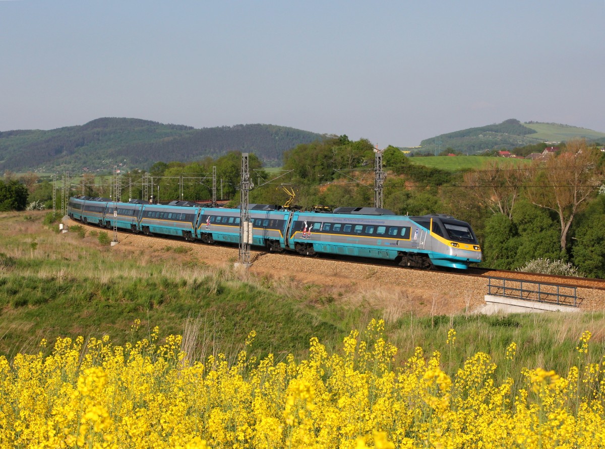 Der 682 004 am 14.05.2015 unterwegs bei Stašov.
