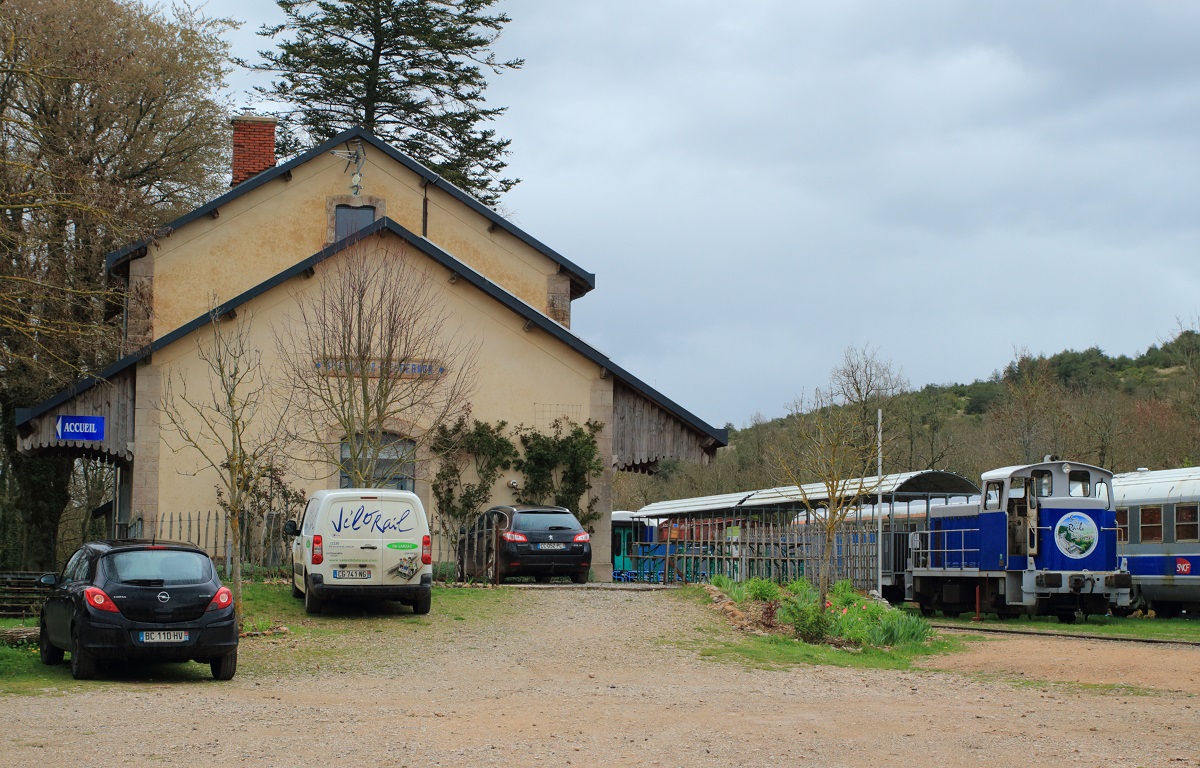 Der 702 m hoch gelegene Bahnhof Sainte Eulalie de Cernon ist betrieblicher Mittelpunkt der Velo-Rail du Larzac. Von hier führt eine etwa 4 km lange Draisinenstrecke in östlicher Richtung nach Le Rouquet (742 m), in der anderen Richtung geht es ca. 8 km nach La Bastide-Pradines auf 573 m Höhe, von dort werden die Velo-Fahrer mit einem von einer Diesellok gezogenen Zug wieder abgeholt. Die Velo-Rail ist der noch betriebene Rest einer ursprünglich 61 km langen Bahnstrecke, die La Tournemiere-Roquefort (496 m) an der Bahnlinie von Neussargues nach Beziers mit Le Vigan (220 m) verband. Schon die Höhenangaben zeigen, dass es sich bei dieser Velo-Rail einmal um eine ziemlich beeindruckende Gebirgsbahn gehandelt hat, die hoch über dem Tal durch 7 Tunnels und über 3 Viadukte führt. Blick auf den Gare de Sainte Eulalie de Cernon am 01.04.2017.