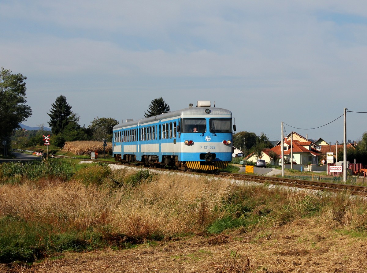 Der 7121 028 als Pu nach Varaždin am 04.10.2015 unterwegs bei Sveti Ilija.