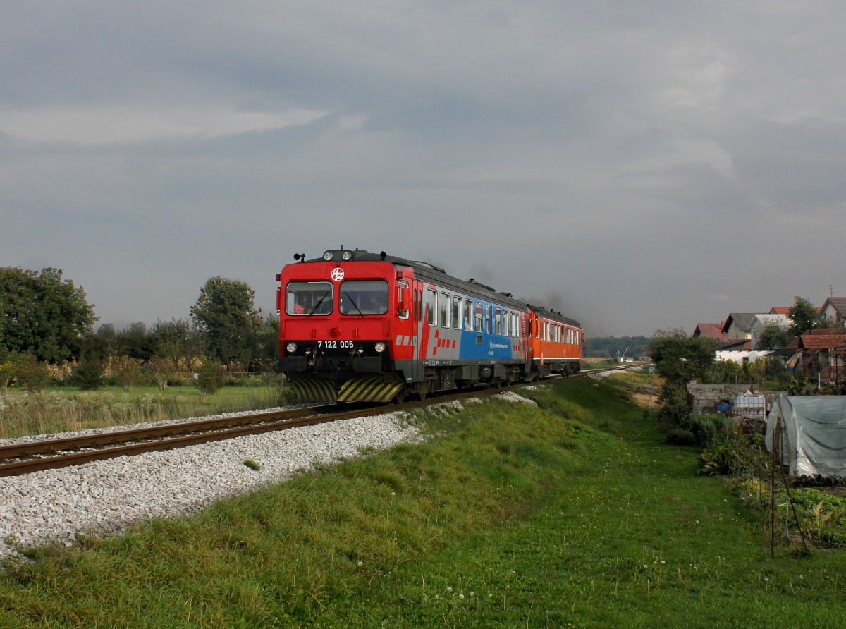 Der 7122 005 und ein Weiterer als Pu nach Varaždin am 03.10.2015 unterwegs bei Donji Kućan.