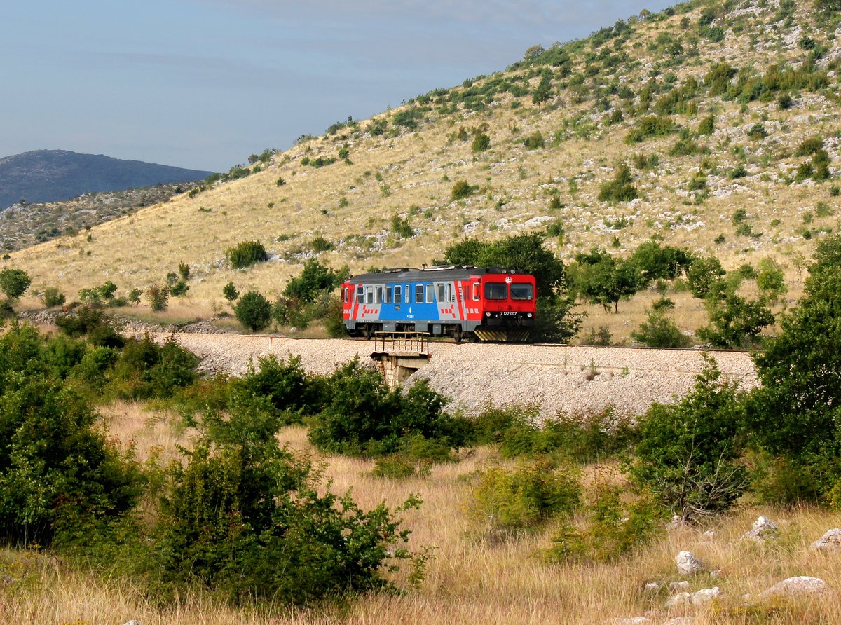 Der 7122 007 als Pu nach Unešić am 02.10.2015 unterwegs bei Koprno.