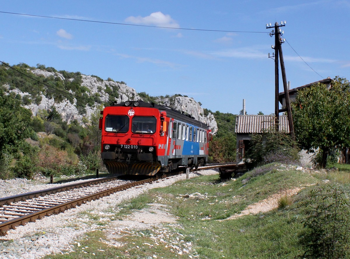Der 7122 010 als Pu nach Šibenik am 01.10.2015 unterwegs bei Vrpolje.