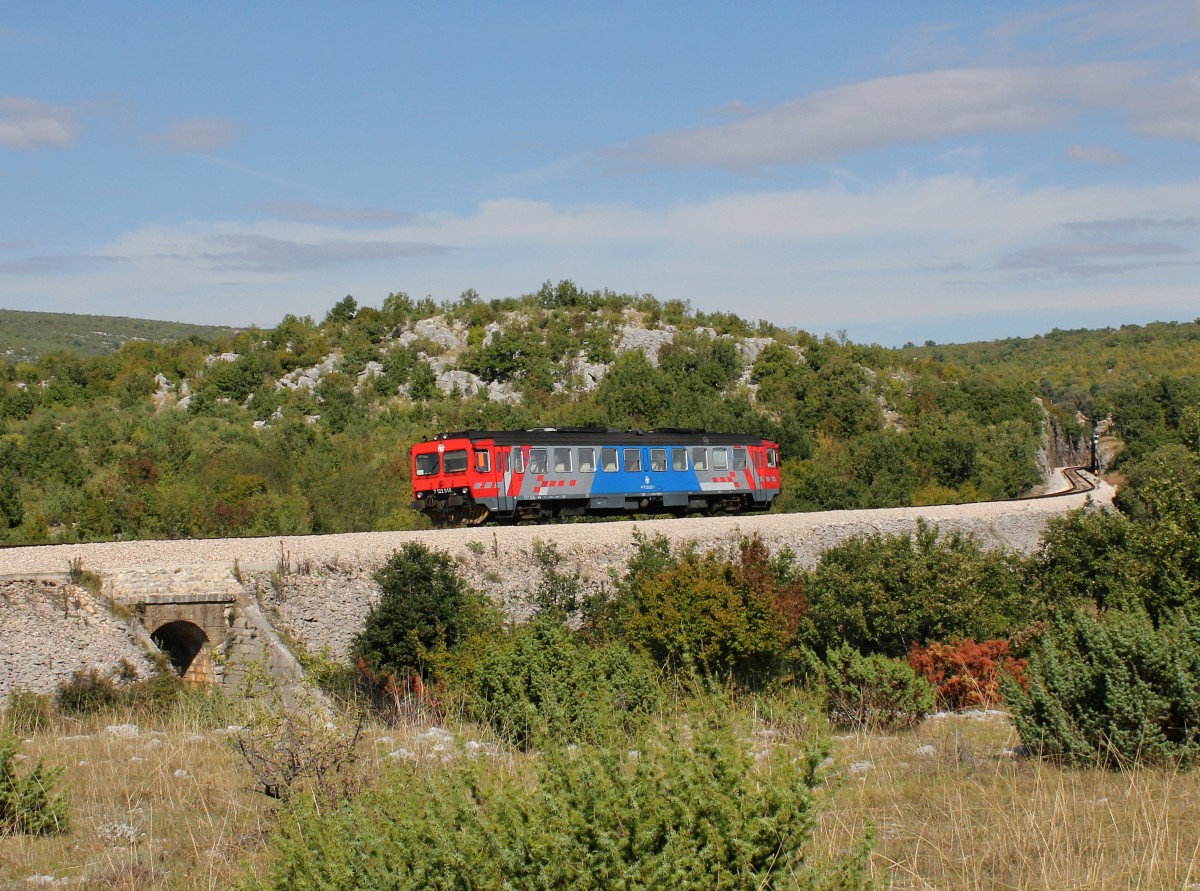 Der 7122 010 als Pu nach Šibenik am 01.10.2015 unterwegs bei Koprno.
