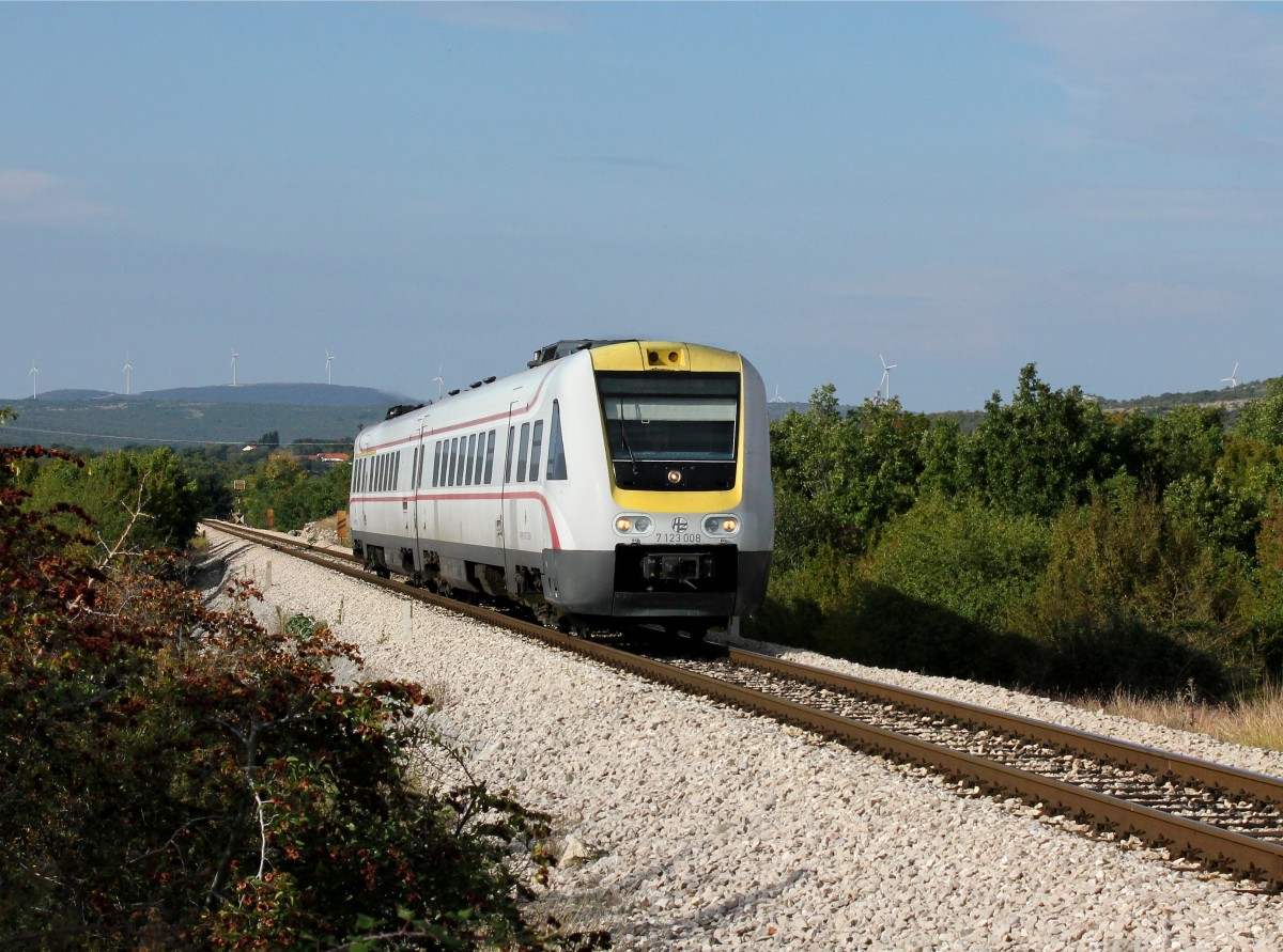 Der 7123 008 las ICN nach Zagreb am 02.10.2015 unterwegs bei Unešić.
