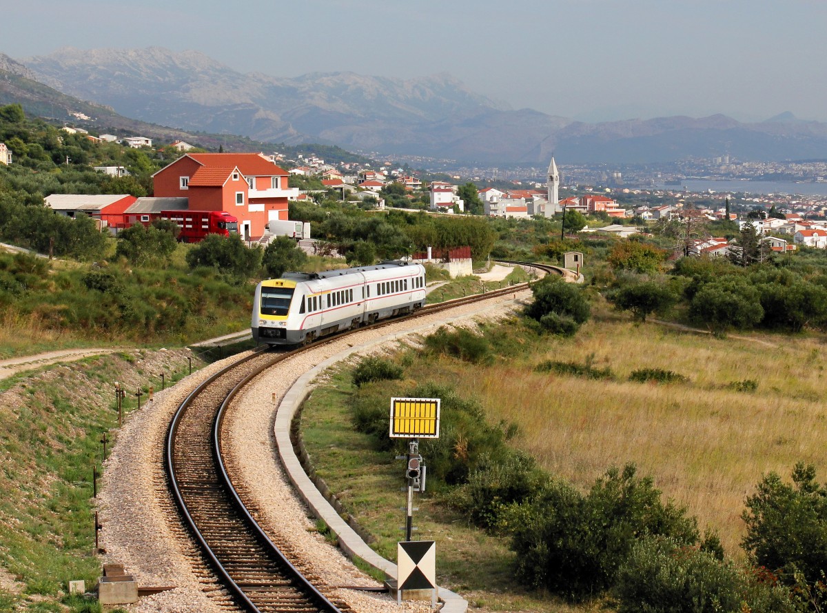 Der 7123 015 als Pu nach Perković am 05.10.2015 unterwegs bei Kaštel Stari