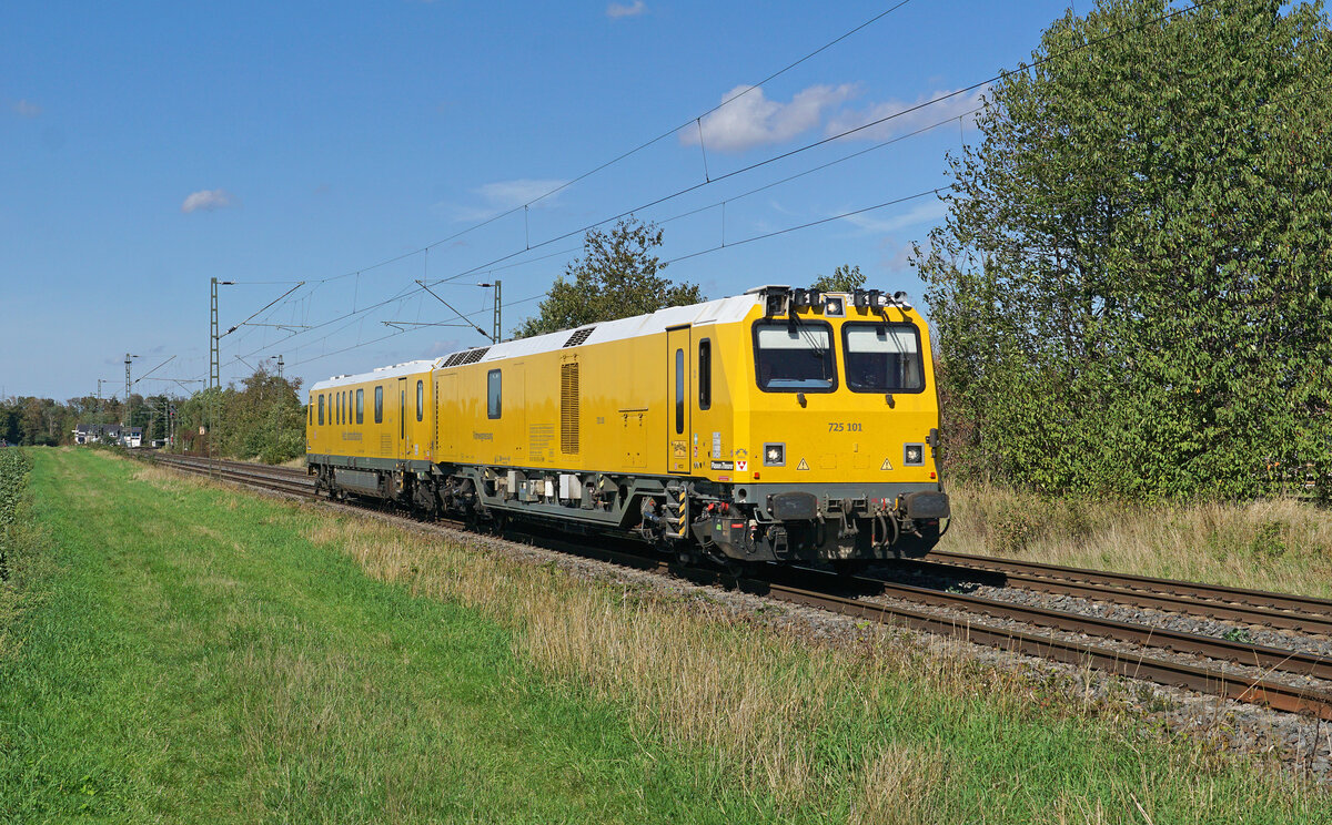 Der 725 101 ist ein moderner Gleismesstriebzug (GMTZ) der DB Netz AG, der f�r Messfahrten im Schienennetz eingesetzt wird.
Er bildet zusammen mit dem beiwagen 726 101 eine feste Einheit.
Kaarst, 15.09.2026