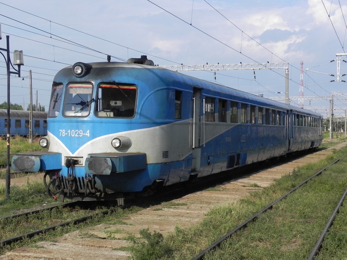 Der 78-1029-4 stand am 26.08.2013 um 18:00 Uhr in der Abendsonne in Timisoara Nord. Mit ihm war ich am Nachmittag als  R 2608  von Arad nach Timisoara gekommen. Leider wurde er aber von einer E-Lok gezogen, sodass ich nicht in den  Genuss  kam, den Sound des Dieselmotors zu erleben. 