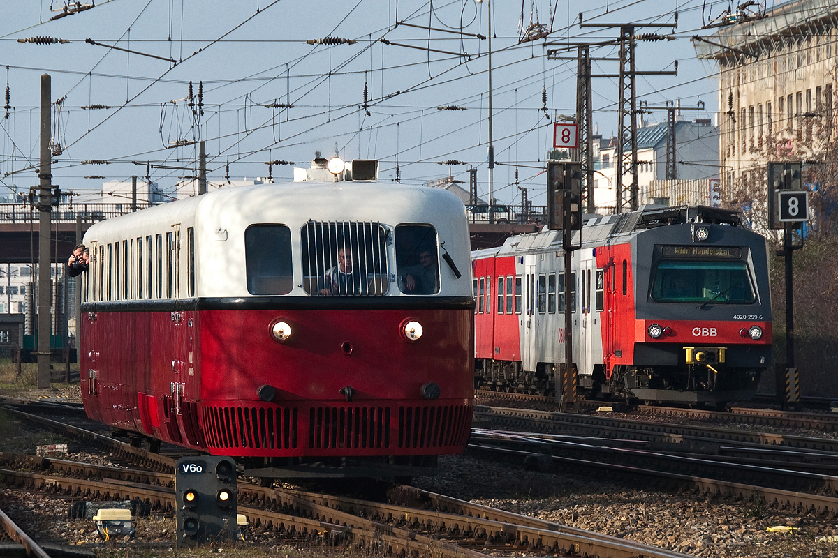 Der 80-jährigen Árpád Dieseltriebwagen war am 13.12.2014 von Budapest Keleti Railway Station nach Wien Westbahnhof unterwegs und konnte kurz vor seinem Ziel in Wien Penzing fotografisch festgehalten werden. 4020 299 nach Wien Handelskai wollte auch noch mit auf's Bild. 
