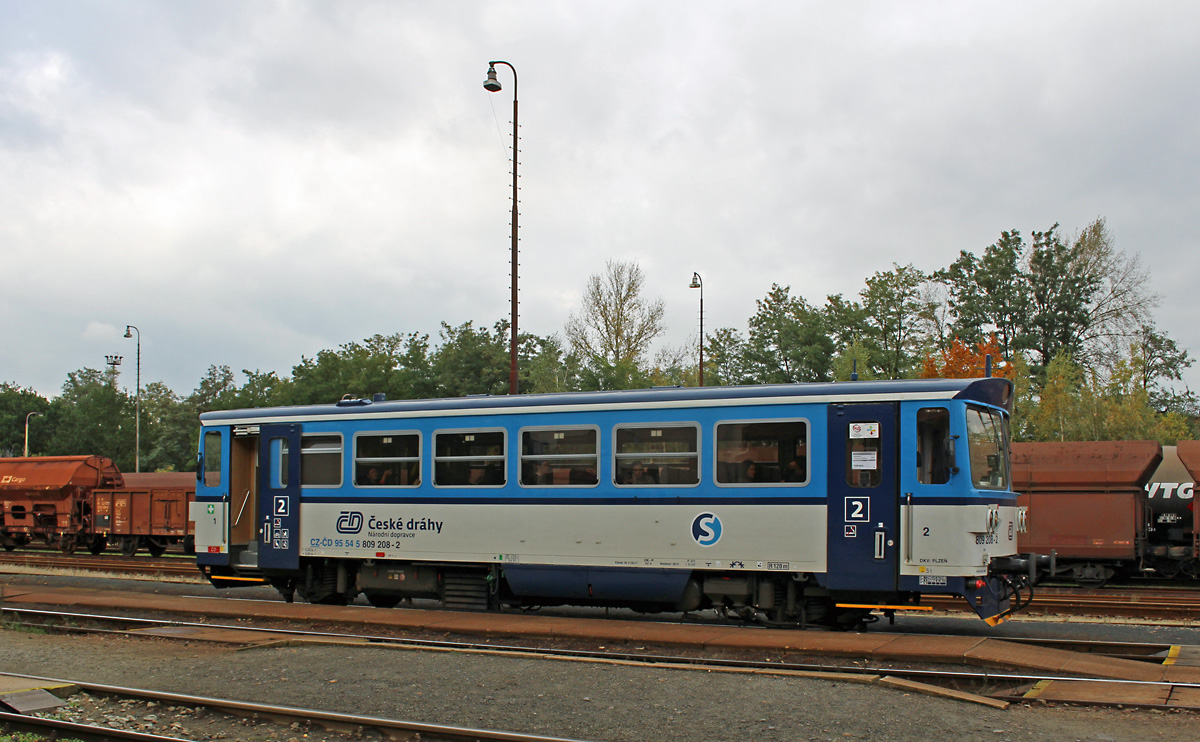 Der 809 208 pendelt derzeit ständig zwischen Kralupy und Neratovice, hier ist er am 10.10.2017 gerade als Os 19519 angekommen und fährt in nur 3 Minuten zurück an die Moldau. Der kleine Triebwagen ist meist recht gut besetzt, nicht nur Schüler sind da unterwegs