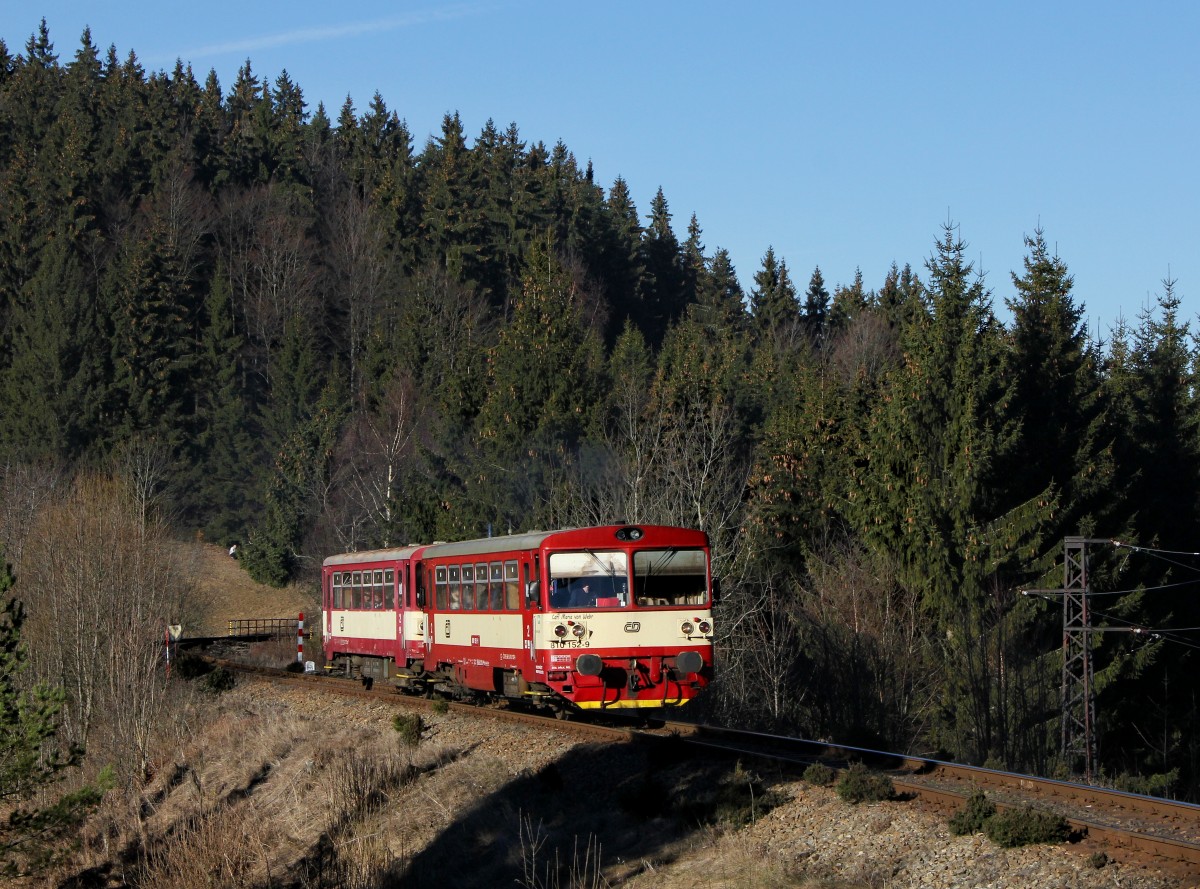 Der 810 152 als Os nach Volary am 31.12.2015 unterwegs bei Kubova Hut´.