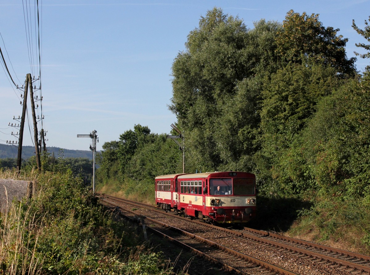 Der 810 406 als Os nach Klatovy am 17.08.2013 unterwegs bei Janovice.