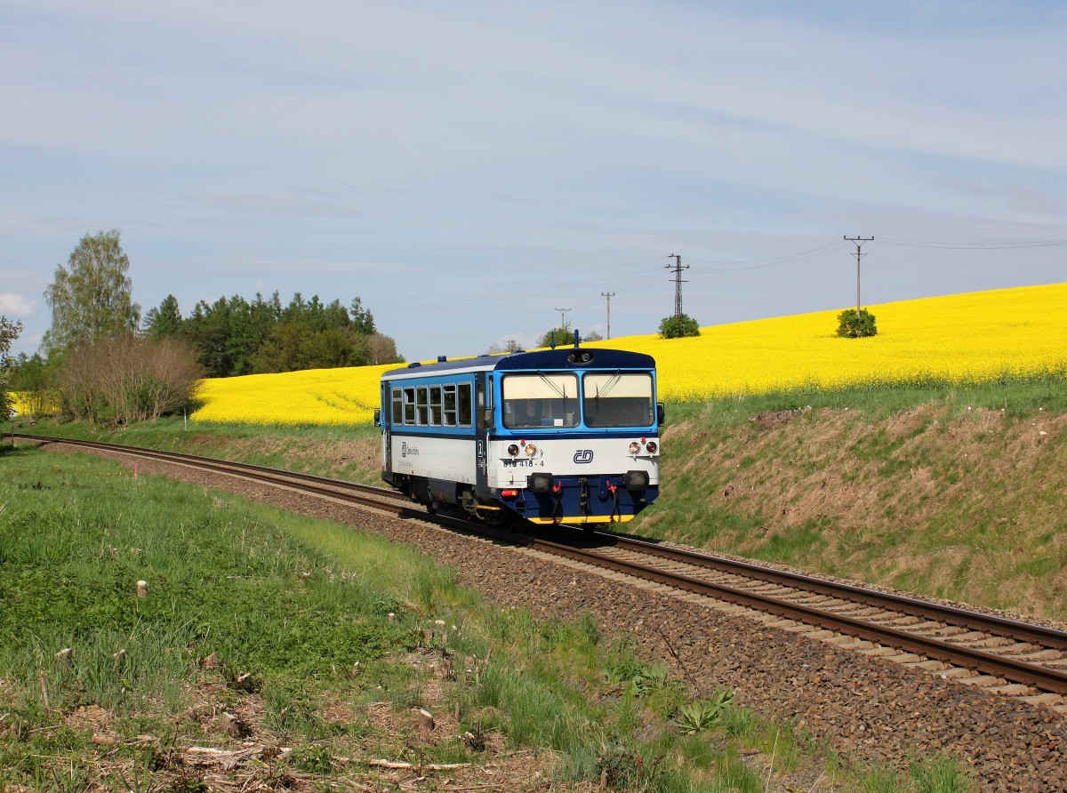 Der 810 418 als Os am 08.05.2015 unterwegs bei Staňkov.