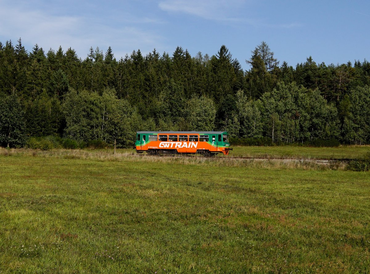 Der 810 492 als Os nach Český Krumlov am 17.09.2018 unterwegs bei Vrábče.